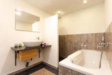 http://www.garmenhills.com/accommodation/en/the-greek-house-rooms-green-and-morpheus/